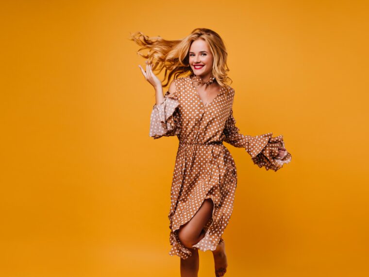 kobieta w brązowej sukience